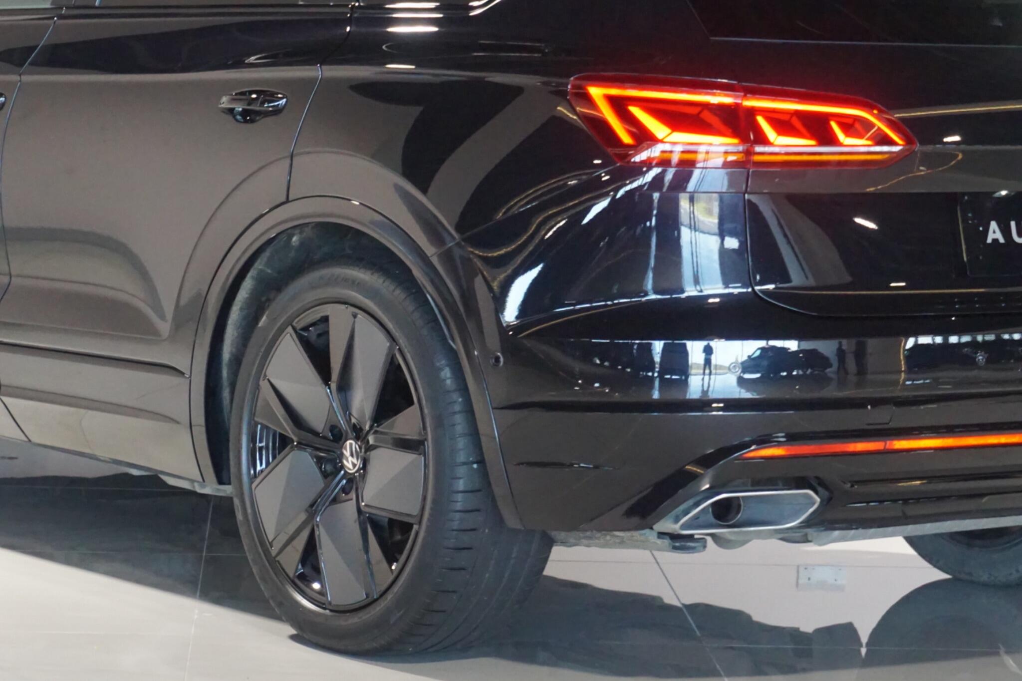 Volkswagen Touareg 3.0 TDI V6 Black Edition SUV 5dr Diesel Tiptronic 4Motion Euro 6 (s/s) (286 ps)